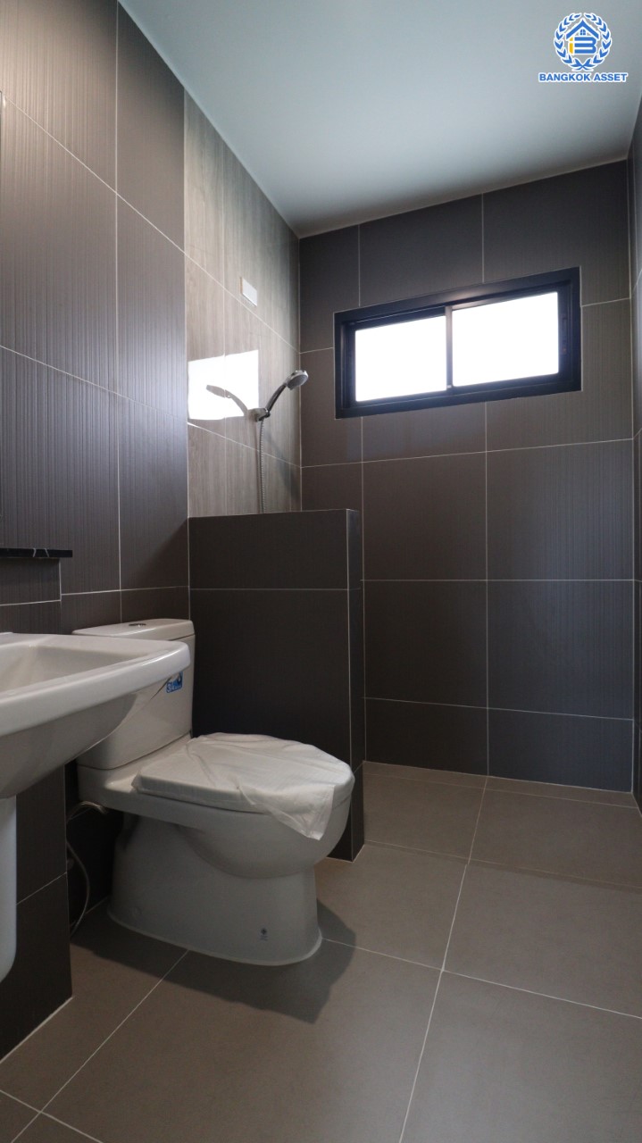 บ้านมือสองตกแต่งใหม่ ม.ราชพฤกษ์ บางบอน4 หลังมุม ตกแต่งหรูหรา ดีไซน์ Classic เนื้อที่ 103.1 ตร.ว. ฟังก์ชัน 3 ห้องนอน 3 ห้องน้ำ จอดรถได้ 4 คัน พื้นที่สนามหญ้าด้านข้างกว้างกว่า 242 ตร.ม. บนทำเลศักยภาพ เชื่อมต่อหลายเส้นทาง ใกล้เดอะมอลล์บางแค จุดขึ้นทางด่วน "เพชรเกษม" และรถไฟฟ้าสายสีน้ำเงิน "สถานีหลักสอง"